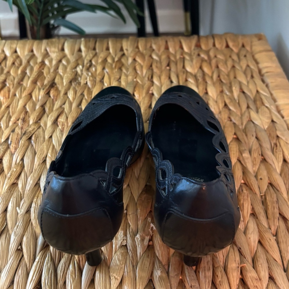 Tod's Navy Cutout Women's Heels - Picture 7 of 16